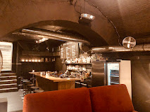 Abflugbar Bern – dunkle Bar mit enger Atmosphäre