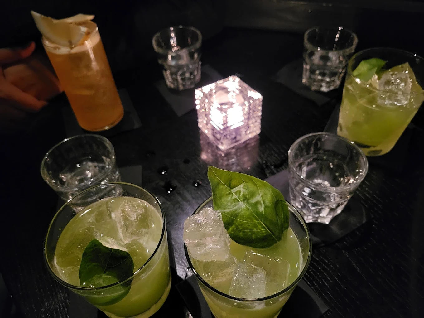 Abflugbar Bern – Gäste an der Bar