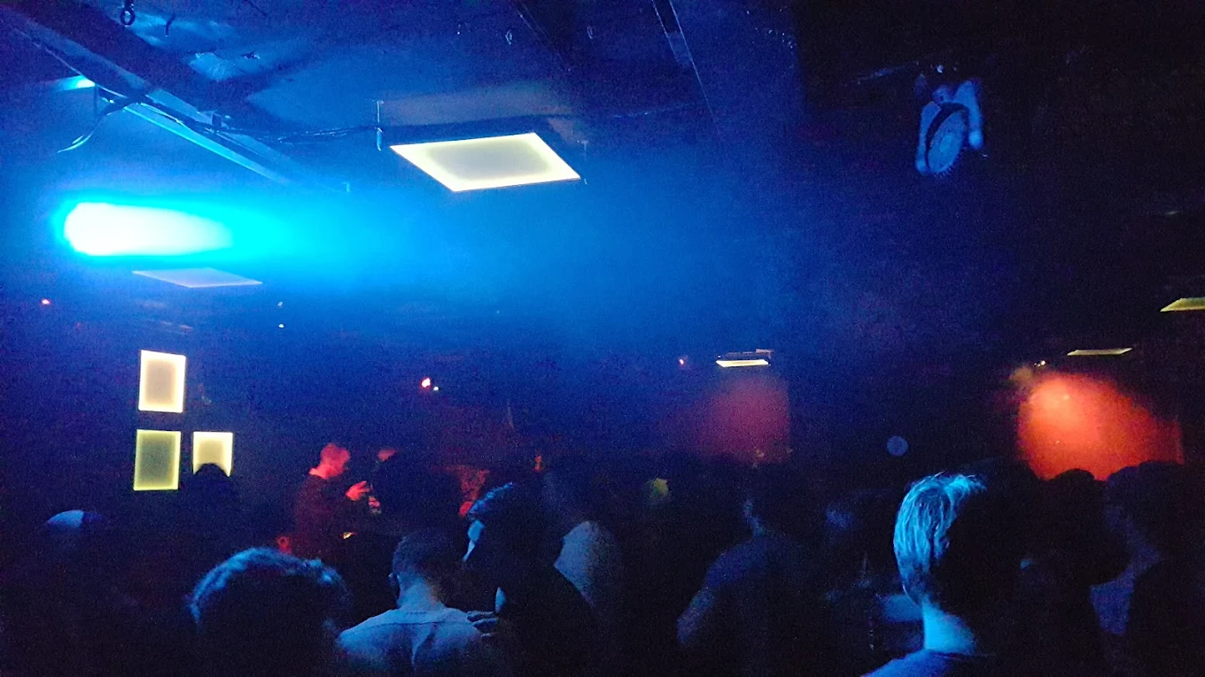 Klub Bonsoir Bern – Tanzfläche mit Licht und Publikum