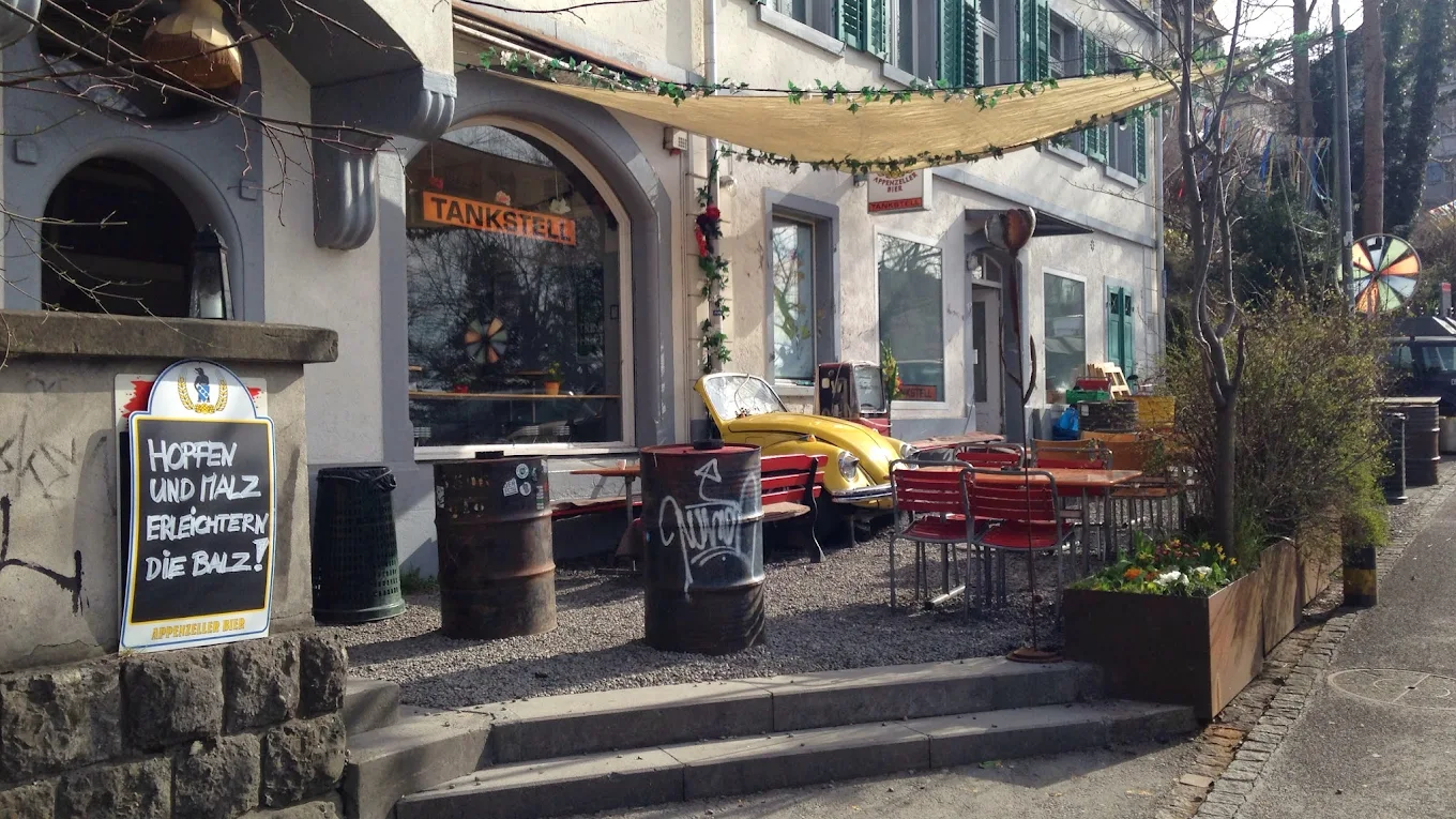 Tankstell Bar St. Gallen – lebendige Bar mit Gästen