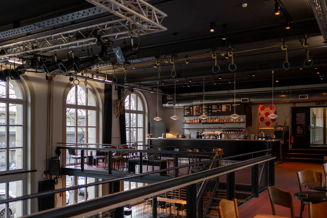 Turnhalle Bern – grosser Raum mit Bar und Publikum